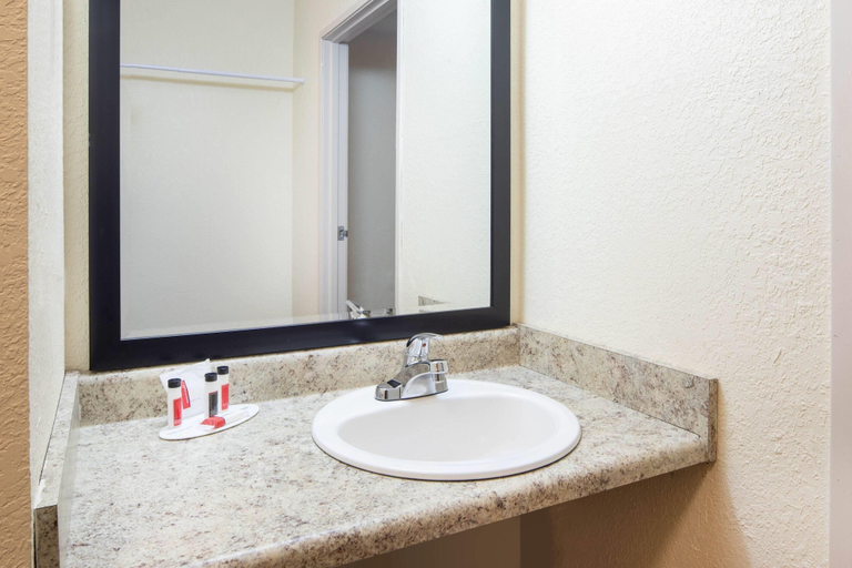 Bathroom 5, Days Inn by Wyndham Macon I-75 North, Bibb