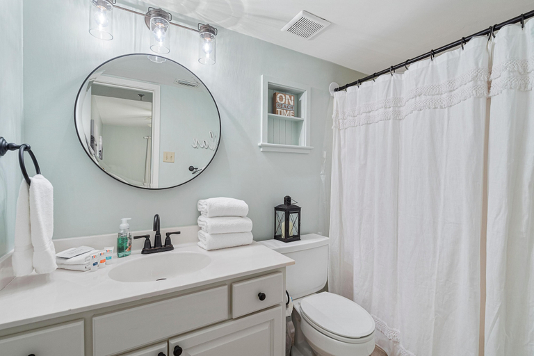 Bathroom 3, Phoenix III 3124, Baldwin