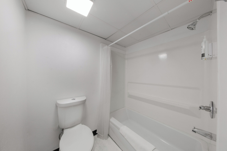 Bathroom 5, Chateau Beachfront Hotel, A By The Sea Resort, Bay