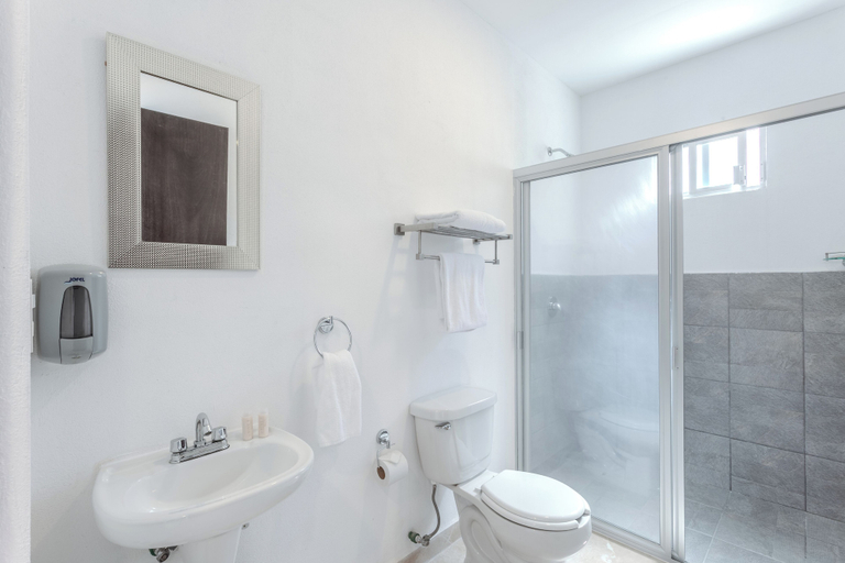 Bathroom 3, Camino de Olivos, Allende