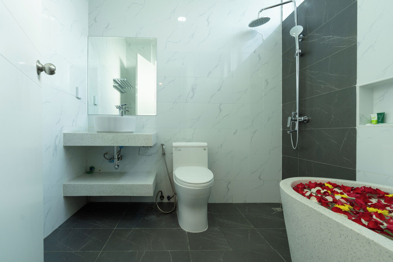 Bathroom 5, Queen Mansion Hotel & Stays, Phnom Penh