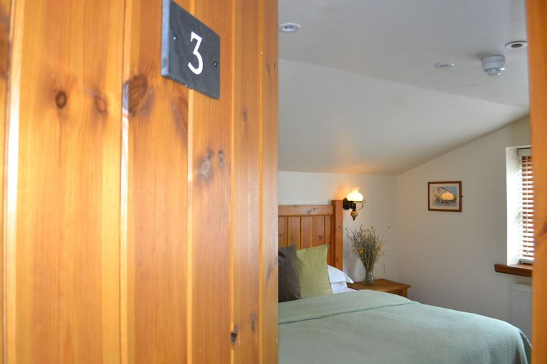 Bedroom 2, Gwaelod Y Garth Inn, Cardiff