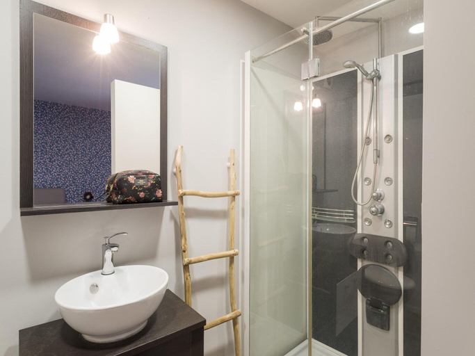 Bathroom 3, Jane Austen Lake Retreat, Meuse