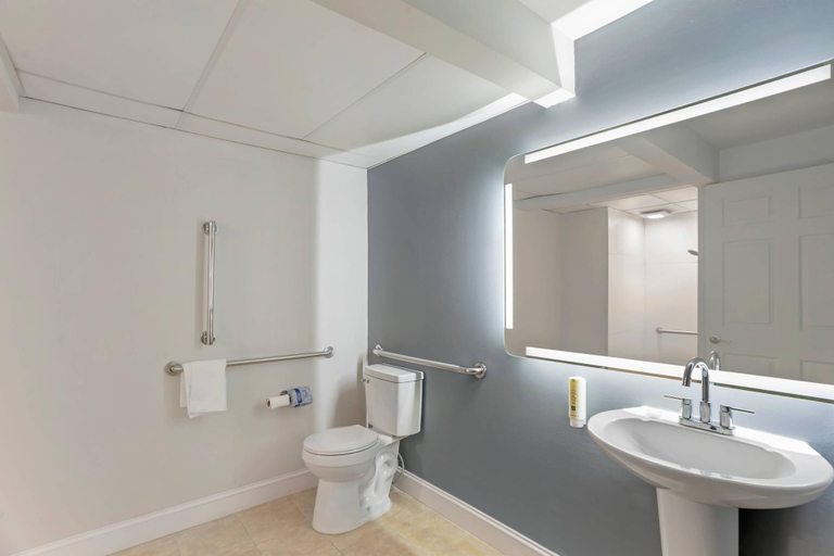 Bathroom 4, Quality inn Lancaster, Lancaster