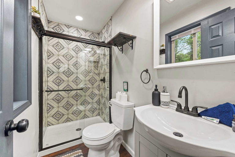 Bathroom 4, The Tranquil Trails by Avantstay Lake Access, Deck, Fireplace, Carbon