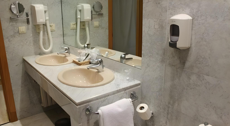 Bathroom 3, Hotel San Polo, Salamanca