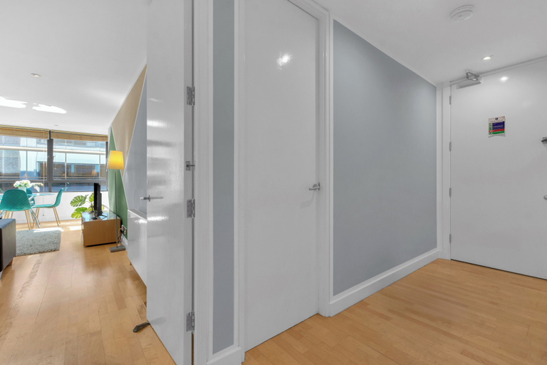 Others 4, One Bed Serviced Apt in Farringdon, London
