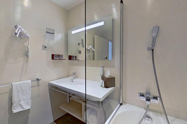 Bathroom 5, Aquabella Hotel & Spa, Bouches-du-Rhône