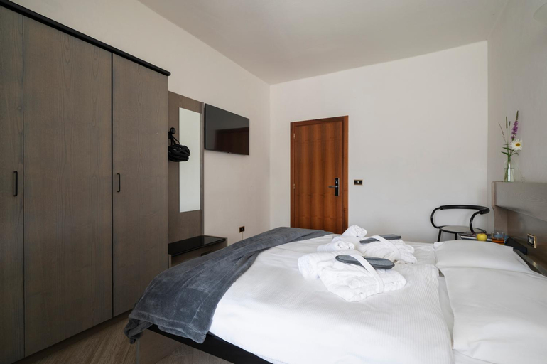 Bedroom 2, Hotel Scoiattolo, Trento