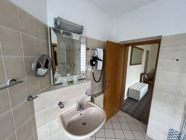 Bathroom 5, Hotel & Restaurant Raueneck, Oder-Spree