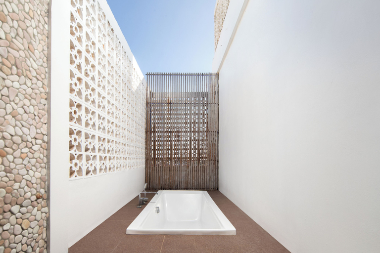 Bathroom 5, The Akmani Legian, Badung