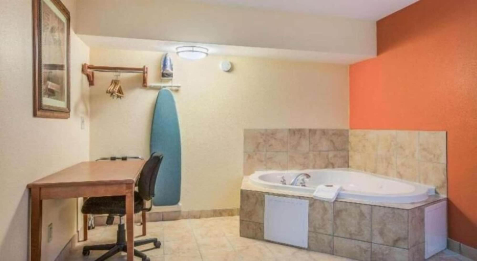 Bathroom 2, HomeTown Inn & Suites, Bibb