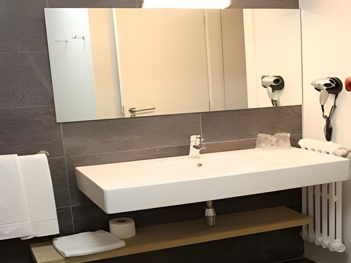 Bathroom 3, Hotel Valdecoro, Cantabria