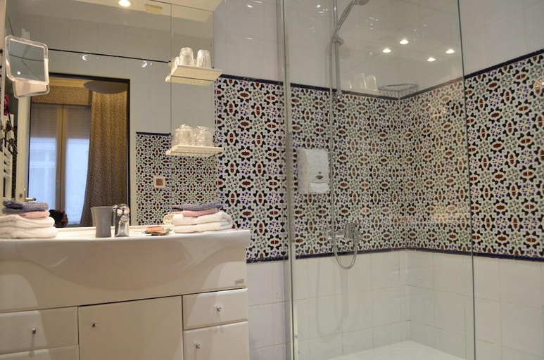 Bathroom 4, Cit' Hotel de France, Charente-Maritime