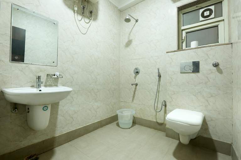Bathroom, Hotel Classic Plaza at Delhi Airport, Delhi