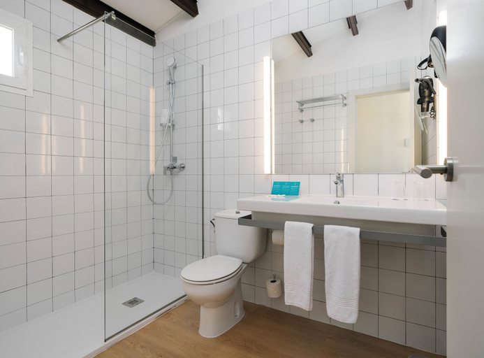 Bathroom, AluaSun Far Menorca Hotel, Baleares
