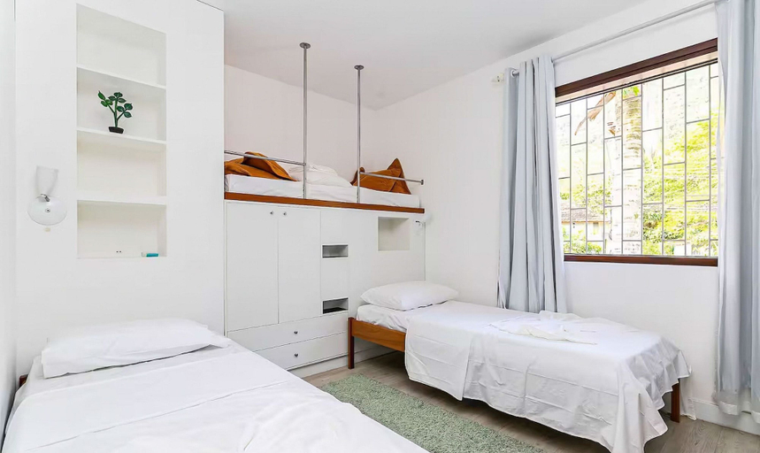Room 5, Seafront Beautiful House in Sto. Antonio Cda1647, Florianopolis