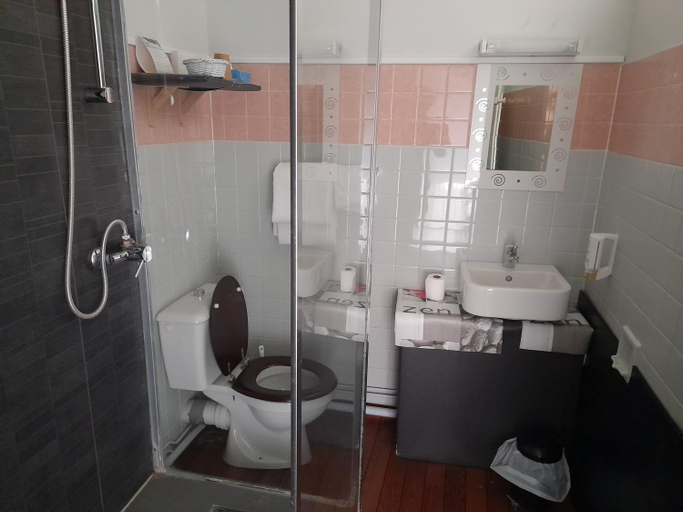 Bathroom 4, La Tete Noire, Loir-et-Cher