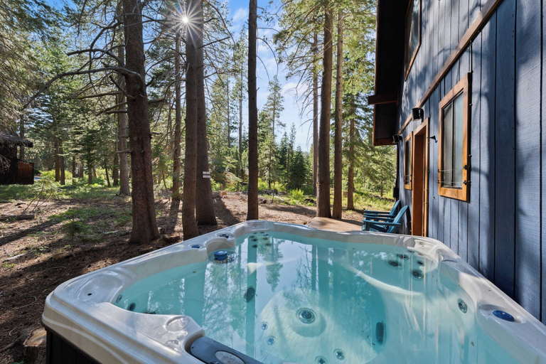 Sport & Beauty 4, Minutes to Skiing & Lake Hot Tub, Fire Pit, Deck Indigo Owl by Avantstay, Placer