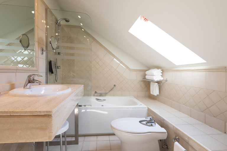 Bathroom 4, Hotel San Juan de los Reyes, Toledo