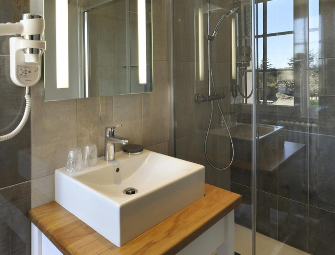 Bathroom 4, Auberge Du Grand Dauphin, Loir-et-Cher
