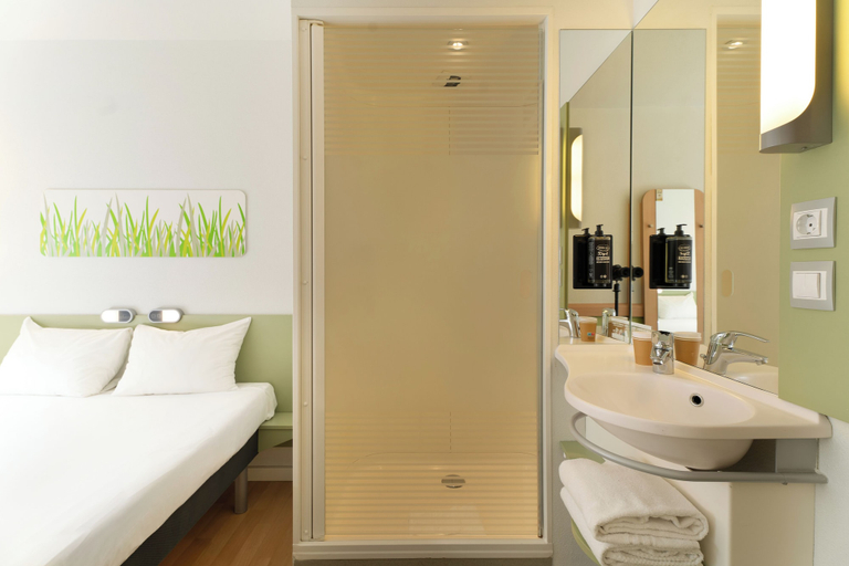 Bathroom 4, ibis budget Madrid Centro las Ventas, Madrid