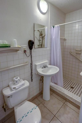 Bathroom 5, Richard's Motel Studio, Broward