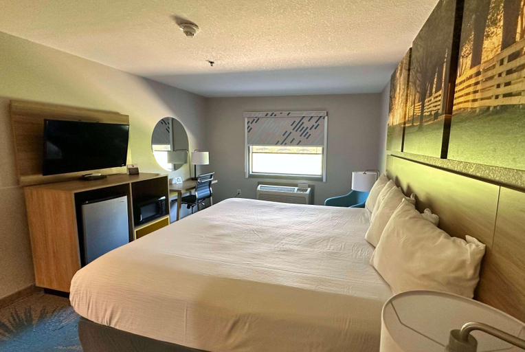Bedroom 3, Days Inn & Suites by Wyndham Wynne, Cross