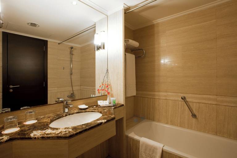 Bathroom 4, Ramada Plaza by Wyndham Beirut Raouche, Beirut