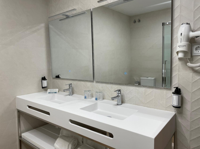 Bathroom 4, Hotel Maria Cristina, Toledo