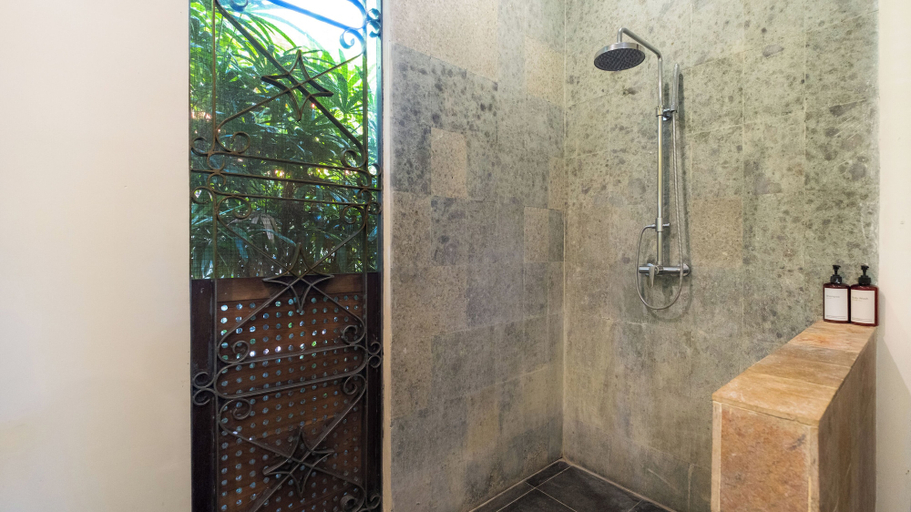 Bathroom 4, Villa Desa Roro by Villa Finder, Badung
