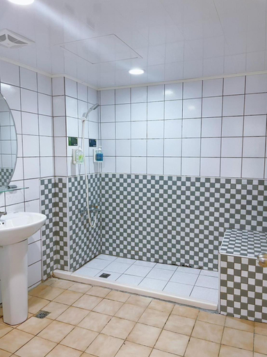 Bathroom 3, A22 Wei Lu Hotel, Taoyuan
