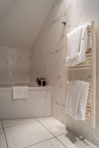 Bathroom 5, Colessio, Stirling