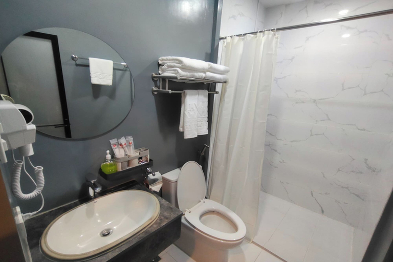 Bathroom 3, Famous Maple Hotel, Angeles City