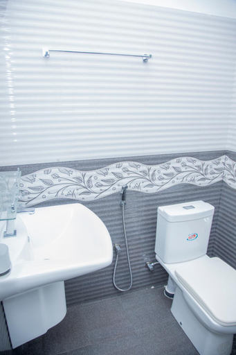 Bathroom 3, Aa Inn, Trincomalee Town and Gravets