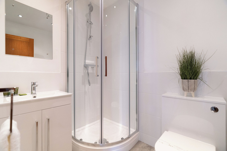 Bathroom 4, Riverside House, Reading