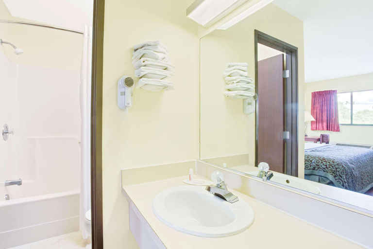 Bathroom 5, Days Inn by Wyndham Athens, Athens