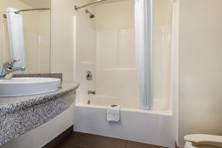 Bathroom 4, SureStay Plus Hotel by Best Western Niagara Falls East, Niagara