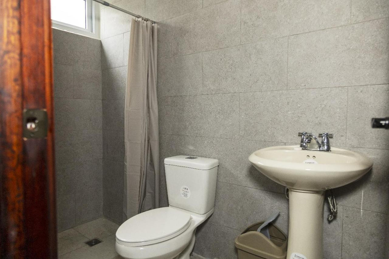 Bathroom 4, Hotel Rigobert's, La Esperanza