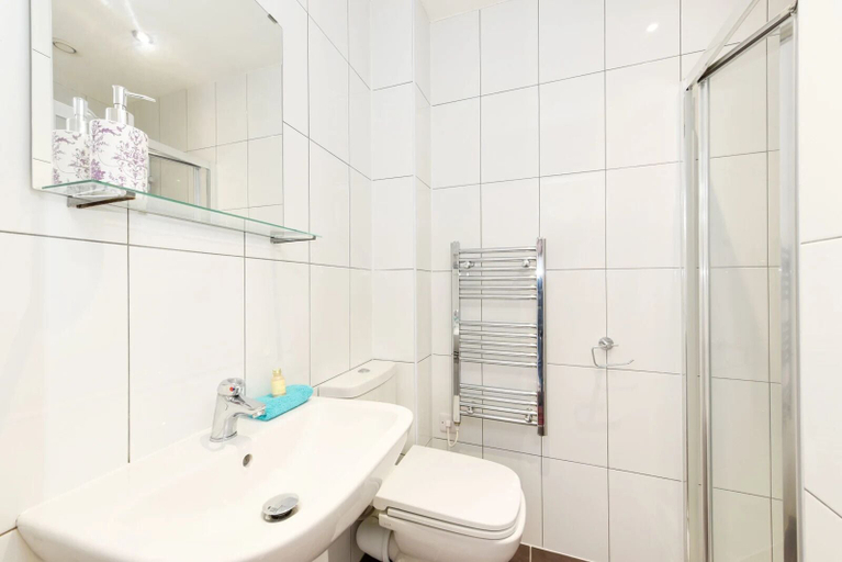 Bathroom 4, For Students Only Newarke St, Leicester