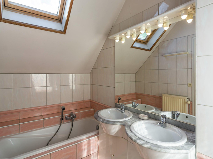 Bathroom 3, Peaceful Fontenelle Farmhouse, Namur