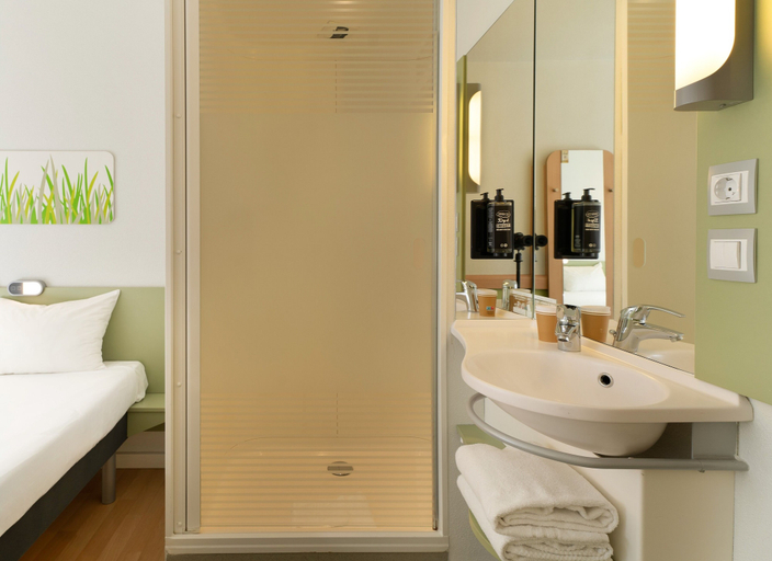Bathroom 4, ibis budget Madrid Centro las Ventas, Madrid