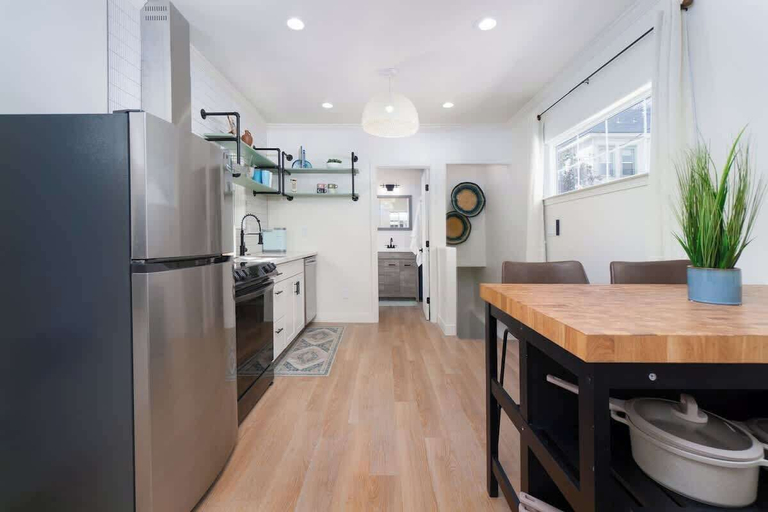 Private kitchen 4, Modern 1-br Apartment Close to Downtown Vibes, Washoe