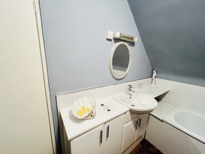 Bathroom 4, Homesly The George Hotel, Angus