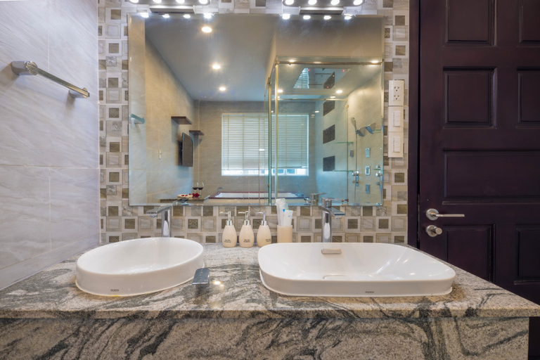 Bathroom 3, Diamond Crown 2, District 3