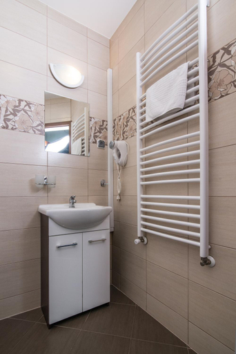 Bathroom 4, Marina Wolin, Kamień