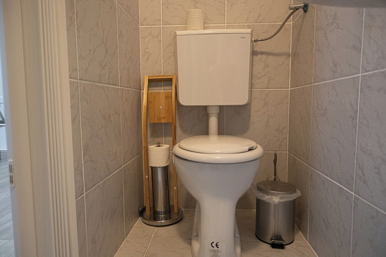 Bathroom 2, Affordable 3BR Apt near Hauptbahnhof, Wien