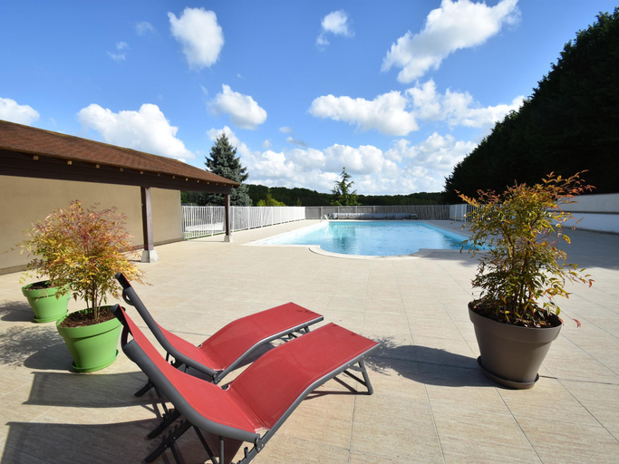 Sport & Beauty 2, Charming holiday home with pool and pond, Indre