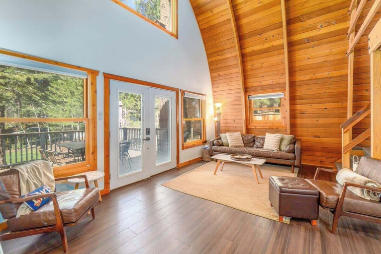 Living area, The Canoe Cabin, Washoe