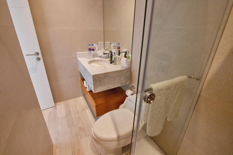 Bathroom 4, Karibao Resort Town, Playas